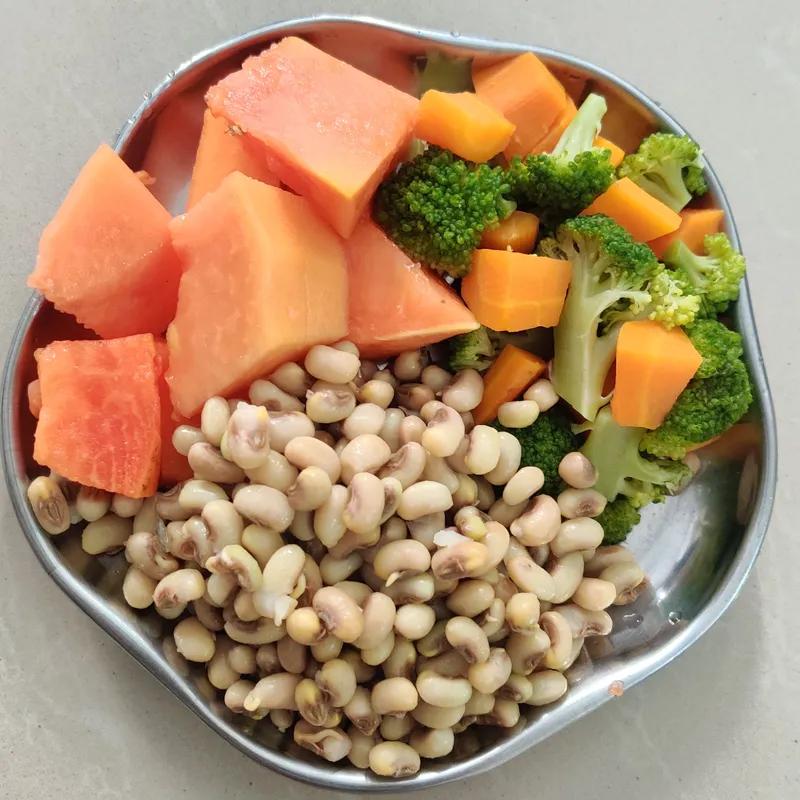 Nutritious Bean Salad with Broccoli and Carrots